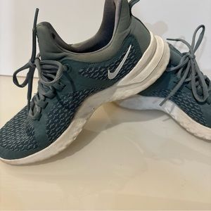 Nike size 7 1/2 medium sage, green athletic shoe